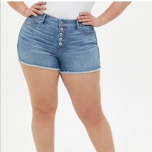 Torrid MID RISE SHORTIE SHORT. Torrid SZ18